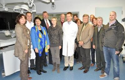 zeigte sich beeindruckt vom Angebot des Krankenhauses Landshut Achdorf: MdL Sabine Dittmar (5. v. l.)